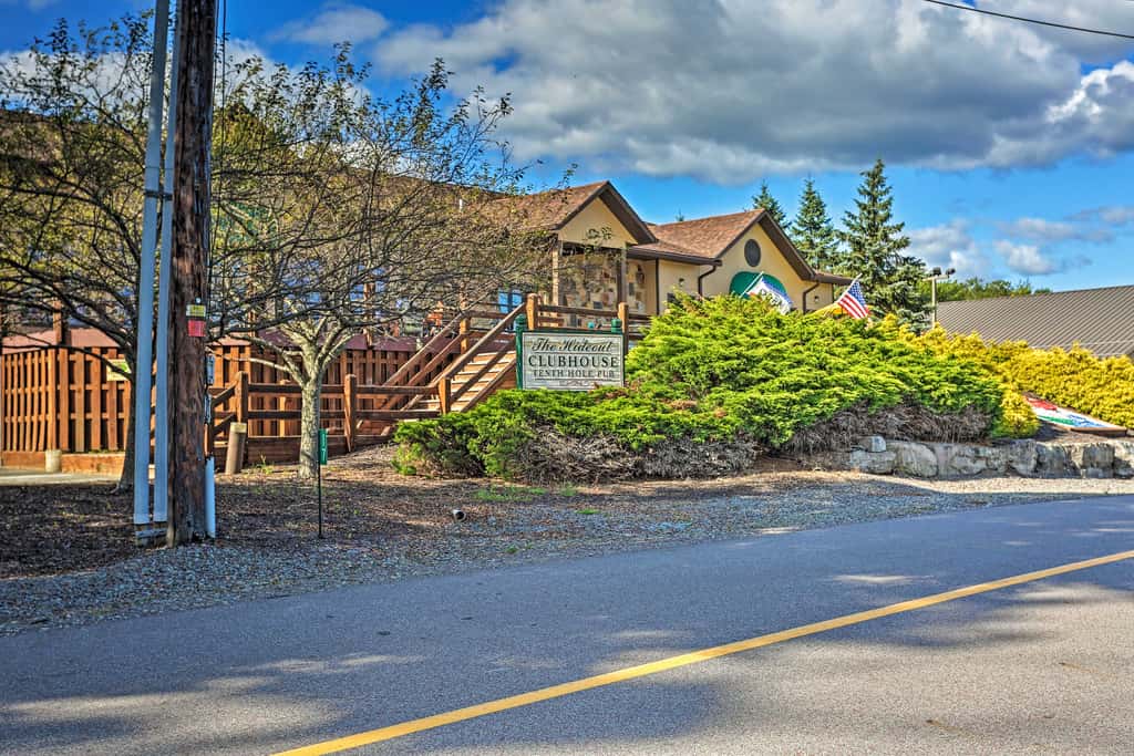 Large Deck + Resort Amenities: Lake Ariel Retreat