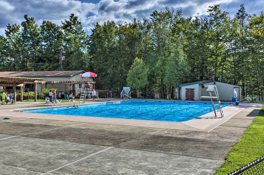Large Deck + Resort Amenities: Lake Ariel Retreat