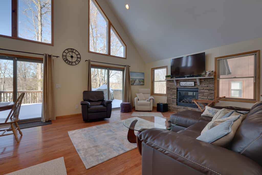 Large Deck + Resort Amenities: Lake Ariel Retreat