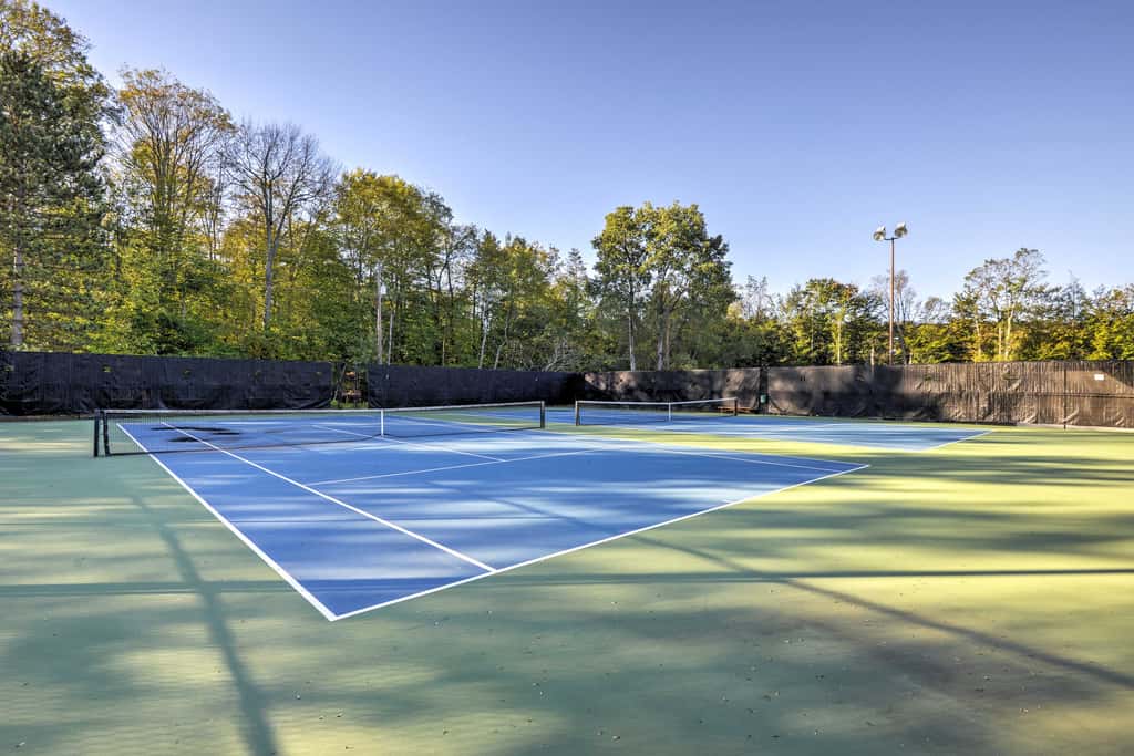 Large Deck + Resort Amenities: Lake Ariel Retreat