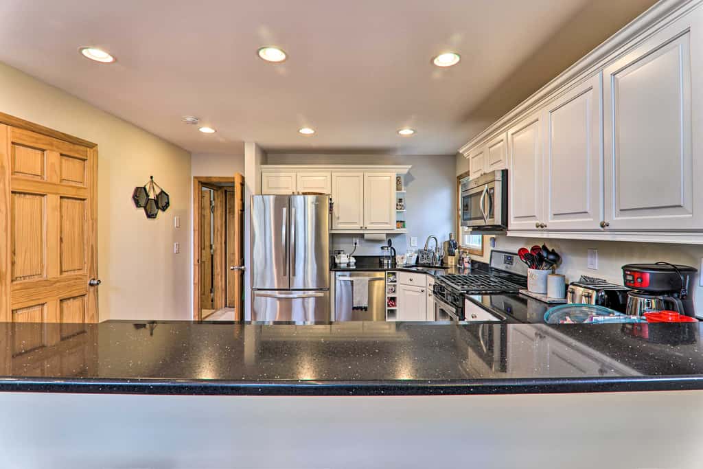 Large Deck + Resort Amenities: Lake Ariel Retreat