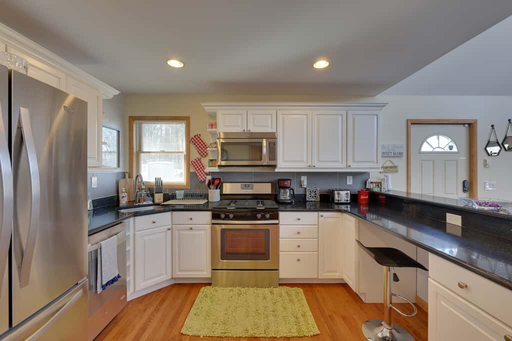 Large Deck + Resort Amenities: Lake Ariel Retreat
