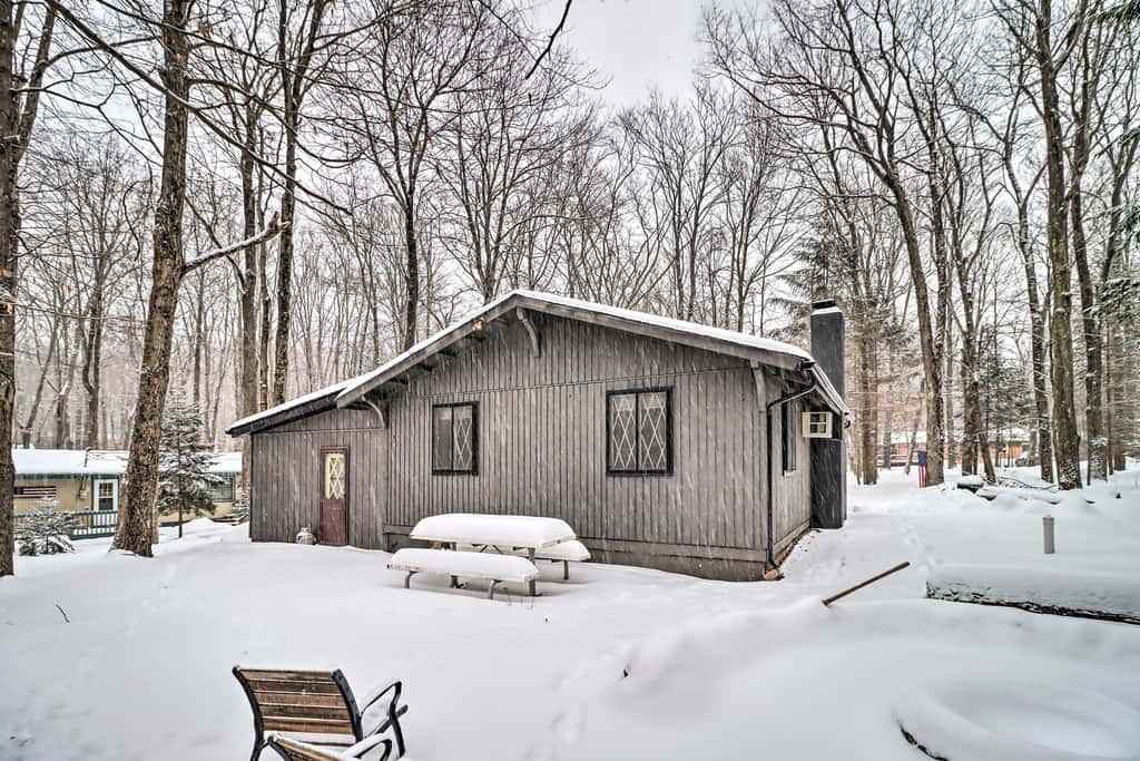 Near Skiing: Pocono Lake Cabin w/ Screened Patio