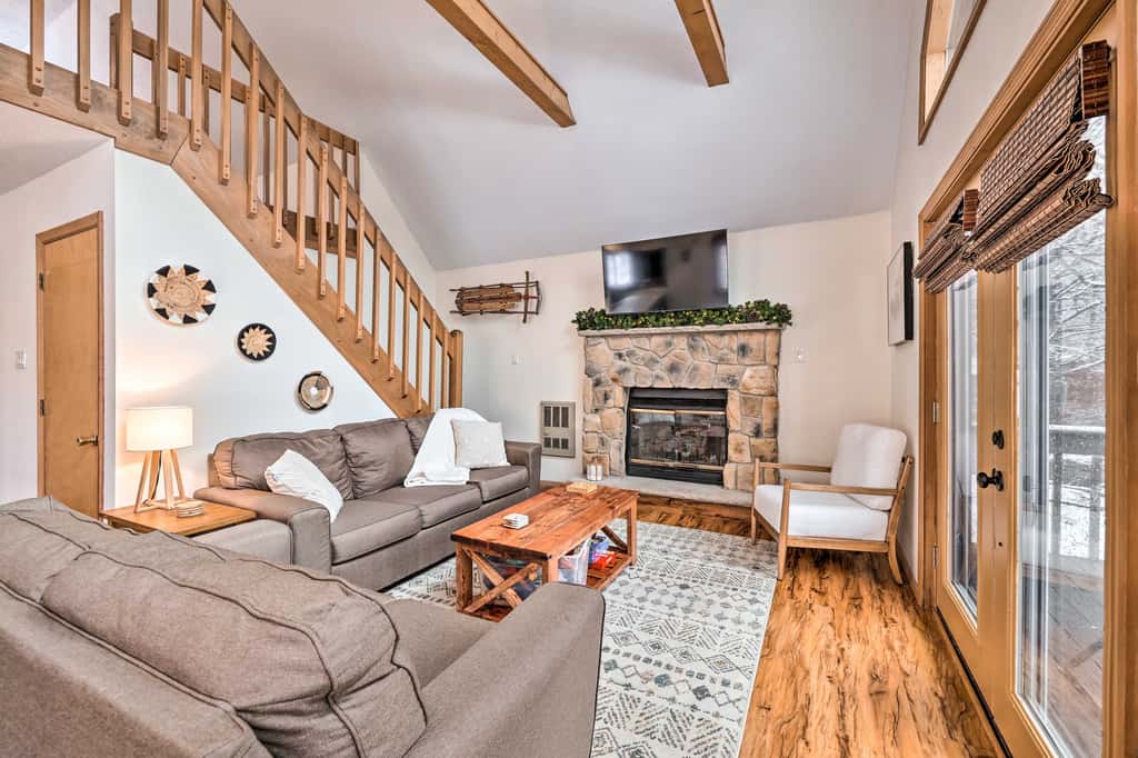 Walk to Arrowhead Lake: Cabin w/ Private Hot Tub!