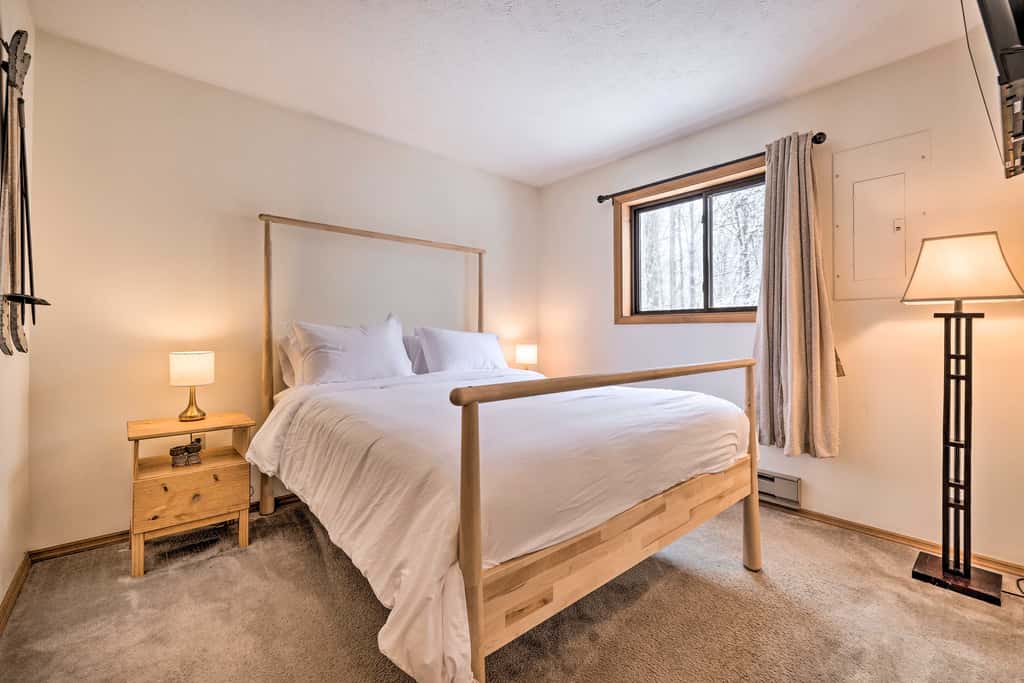 Walk to Arrowhead Lake: Cabin w/ Private Hot Tub!