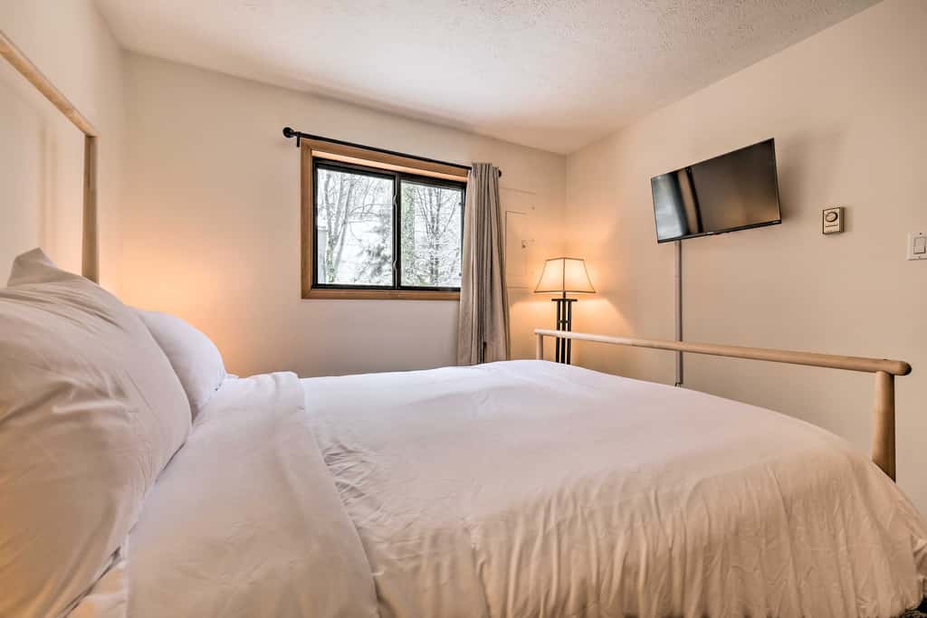 Walk to Arrowhead Lake: Cabin w/ Private Hot Tub!