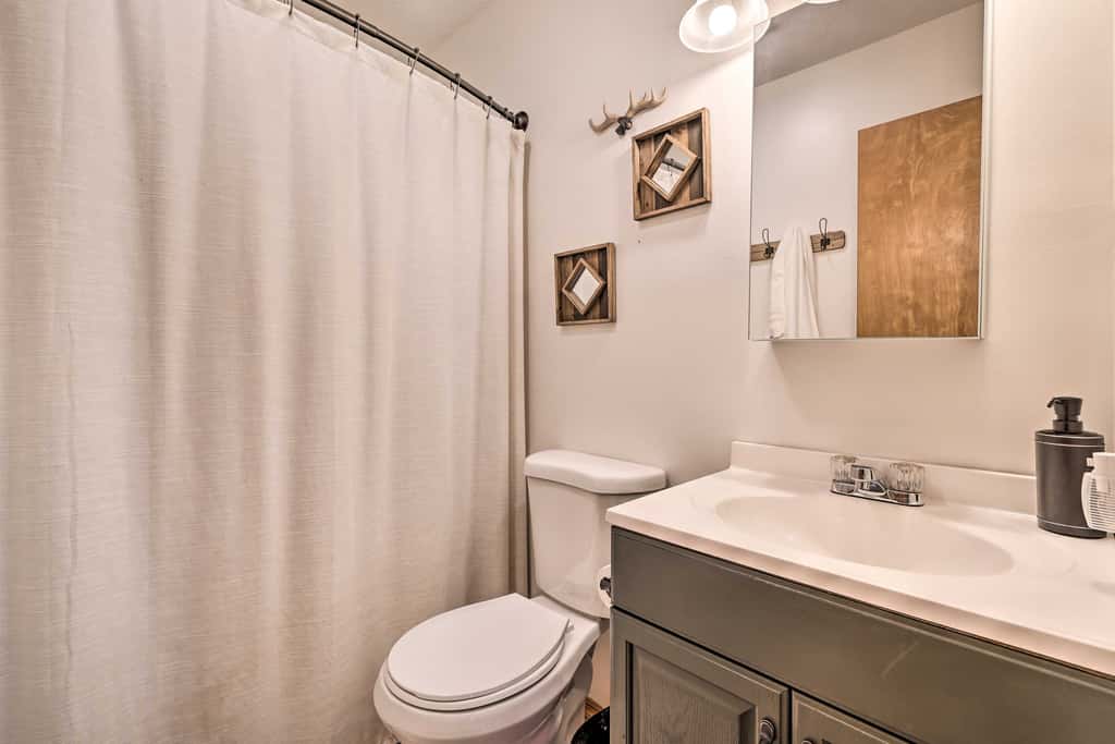Walk to Arrowhead Lake: Cabin w/ Private Hot Tub!