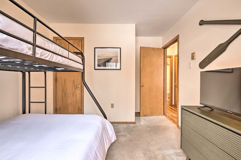 Walk to Arrowhead Lake: Cabin w/ Private Hot Tub!