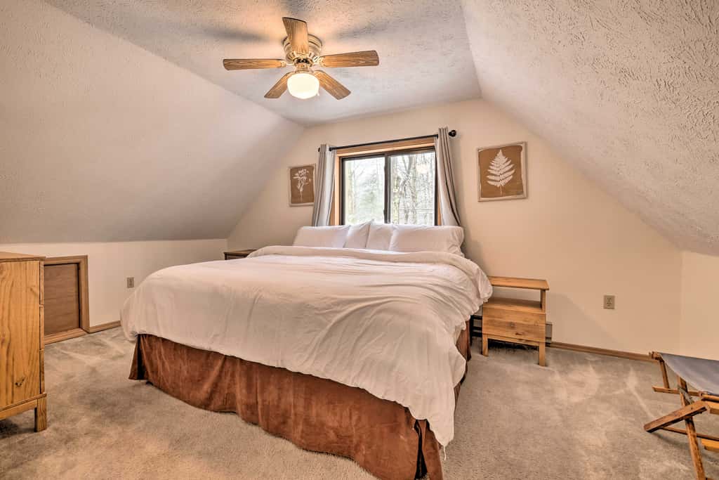 Walk to Arrowhead Lake: Cabin w/ Private Hot Tub!