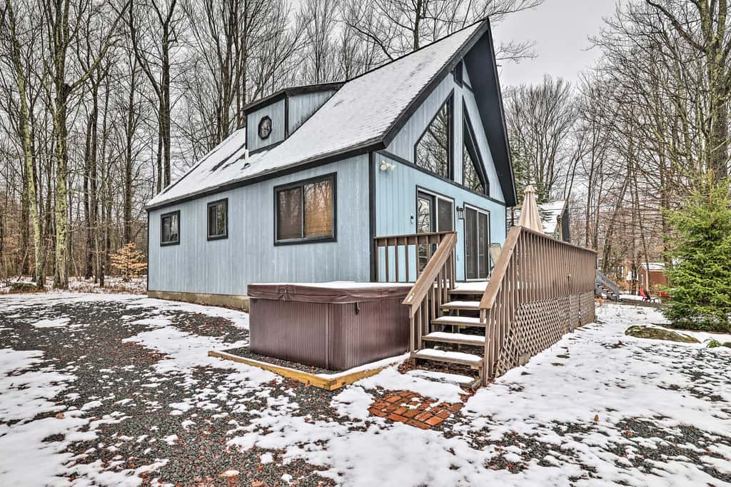 Walk to Arrowhead Lake: Cabin w/ Private Hot Tub!