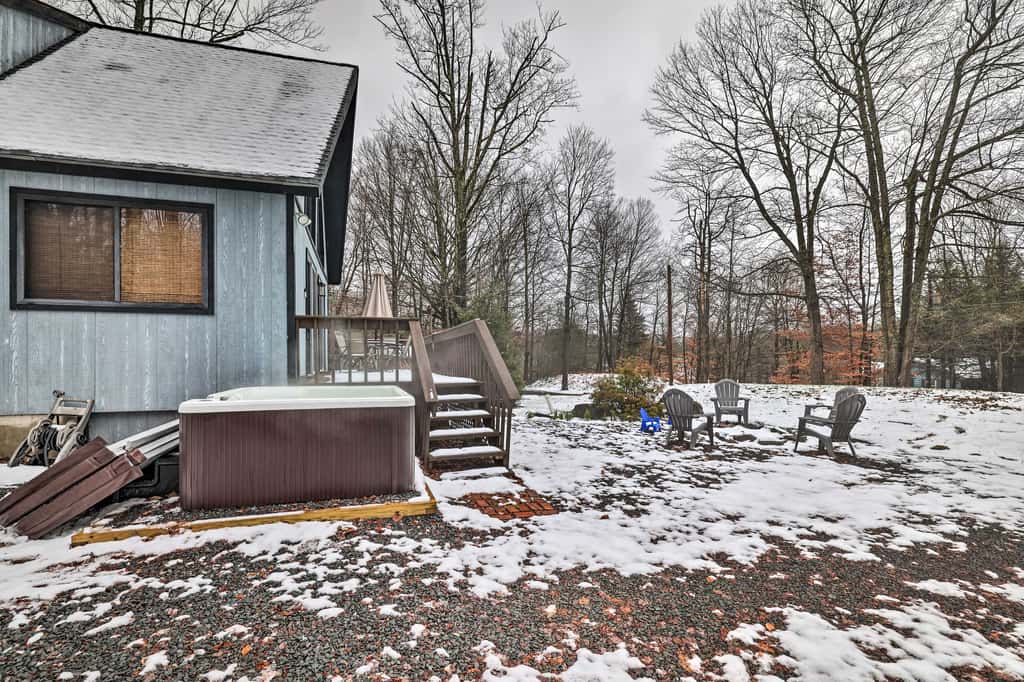 Walk to Arrowhead Lake: Cabin w/ Private Hot Tub!