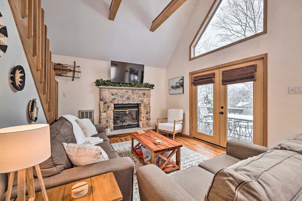Walk to Arrowhead Lake: Cabin w/ Private Hot Tub!