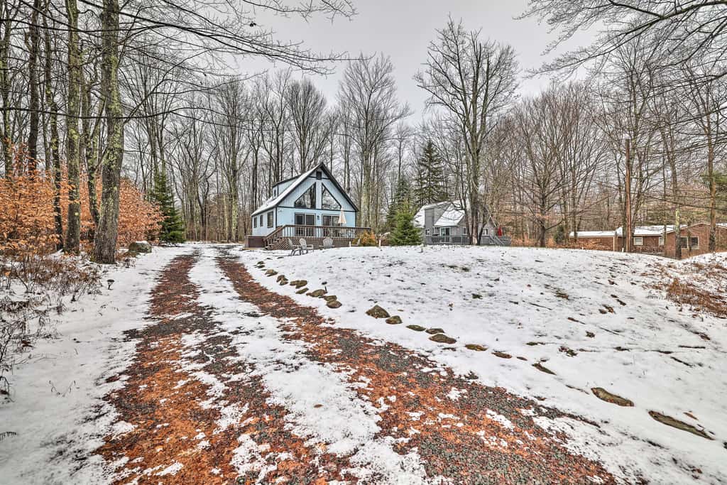 Walk to Arrowhead Lake: Cabin w/ Private Hot Tub!