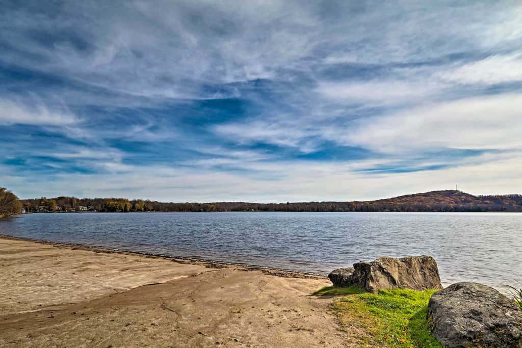 Walk to Arrowhead Lake: Cabin w/ Private Hot Tub!