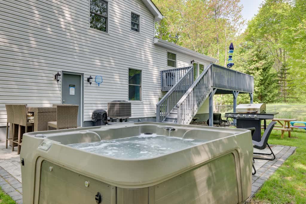 2 Game Rooms! Family Poconos Home 9 Mi to Slopes