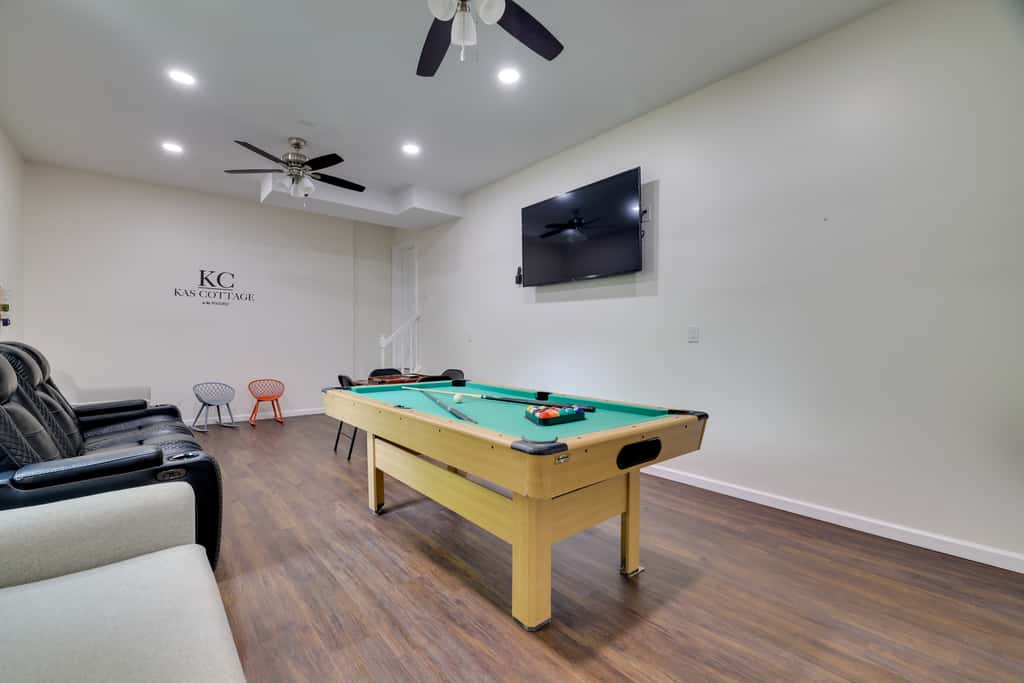2 Game Rooms! Family Poconos Home 9 Mi to Slopes