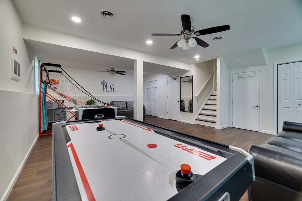 2 Game Rooms! Family Poconos Home 9 Mi to Slopes