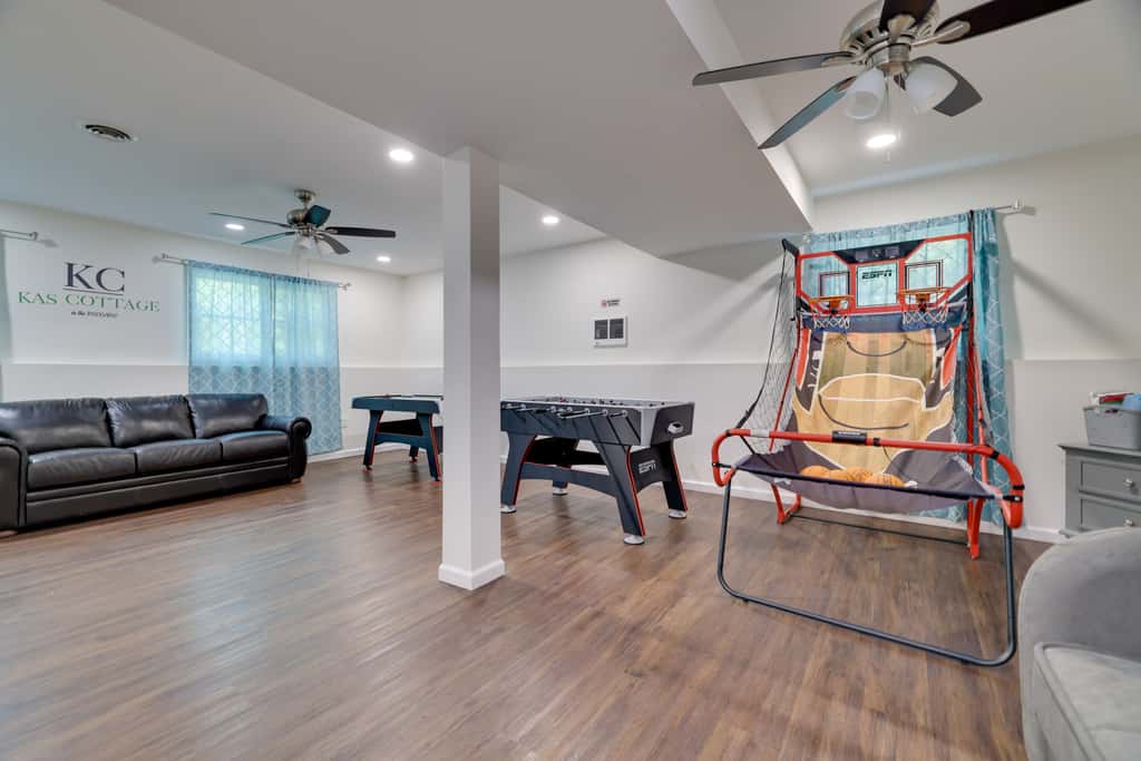 2 Game Rooms! Family Poconos Home 9 Mi to Slopes