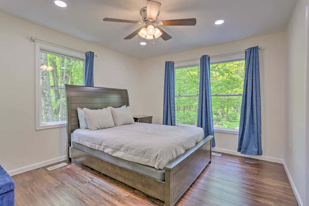 2 Game Rooms! Family Poconos Home 9 Mi to Slopes