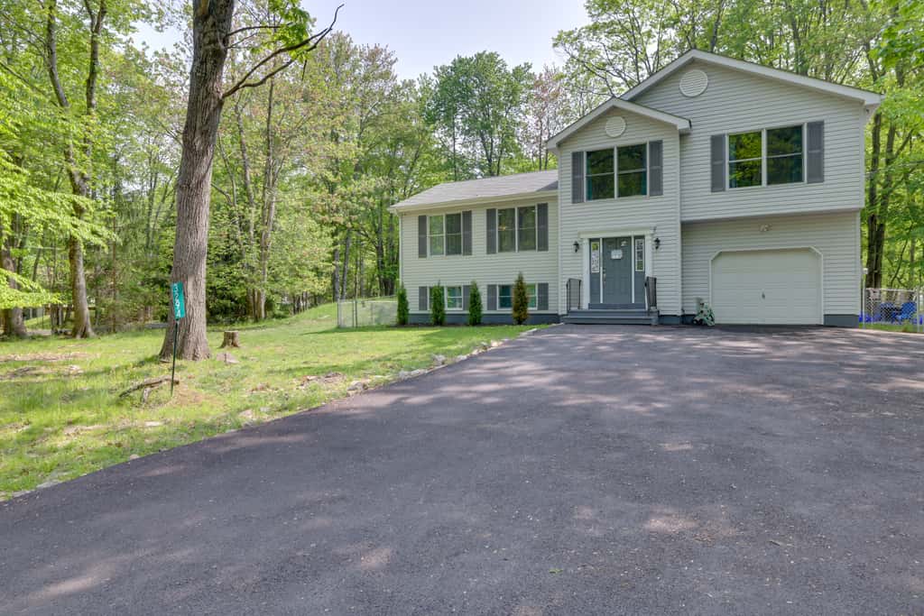 2 Game Rooms! Family Poconos Home 9 Mi to Slopes