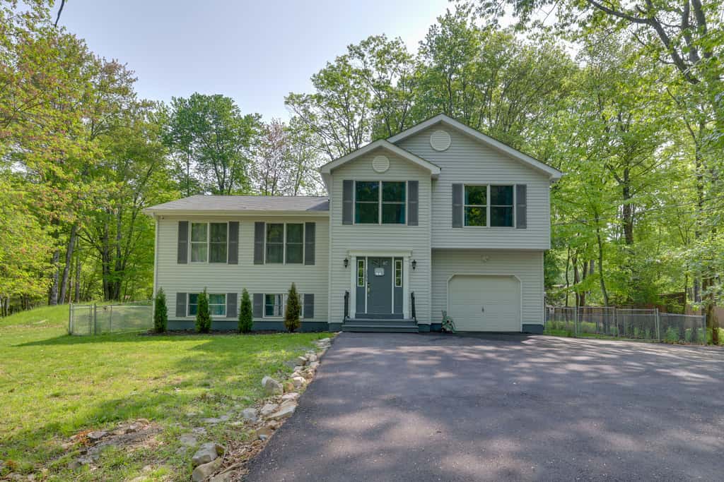 2 Game Rooms! Family Poconos Home 9 Mi to Slopes