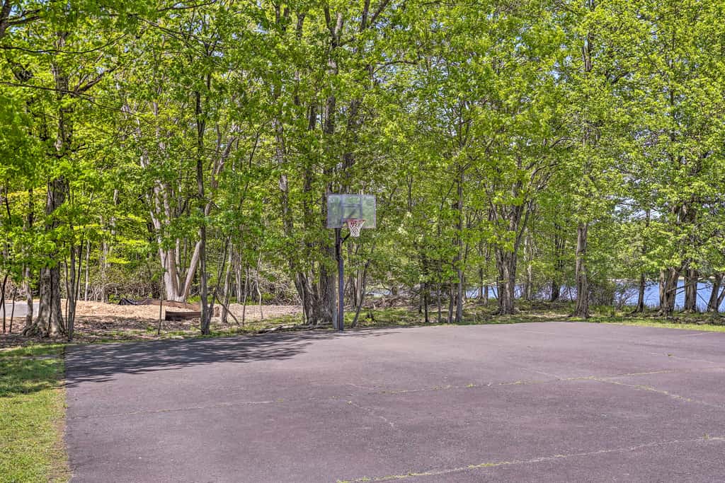 2 Game Rooms! Family Poconos Home 9 Mi to Slopes