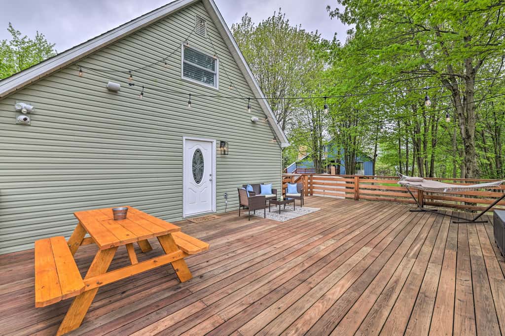 Near Lakes & Resorts: Pet-Friendly Long Pond Abode