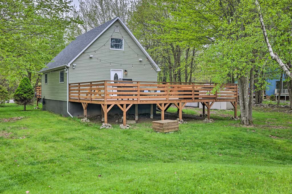 Near Lakes & Resorts: Pet-Friendly Long Pond Abode