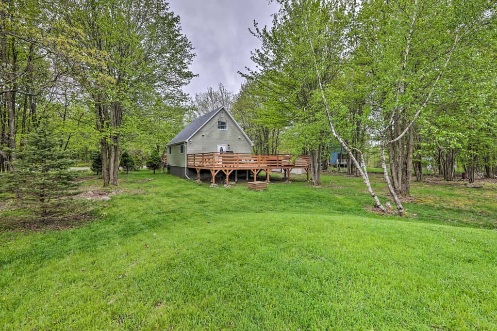 Near Lakes & Resorts: Pet-Friendly Long Pond Abode