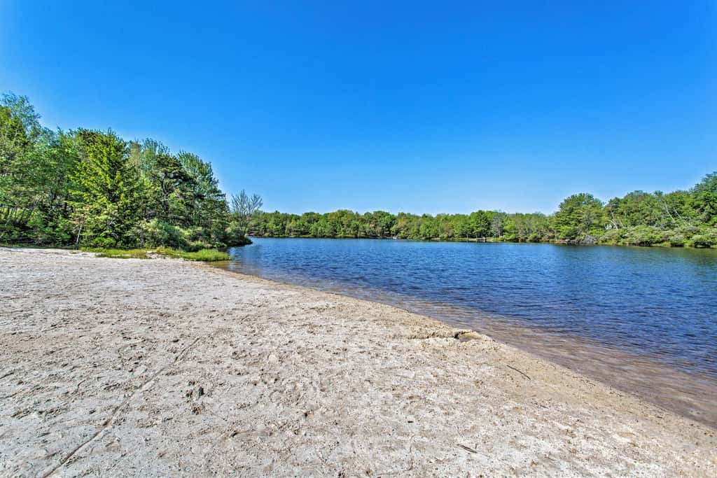 Near Lakes & Resorts: Pet-Friendly Long Pond Abode