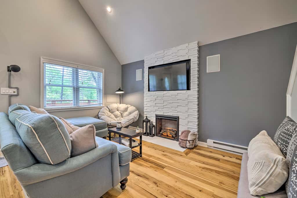 Near Lakes & Resorts: Pet-Friendly Long Pond Abode