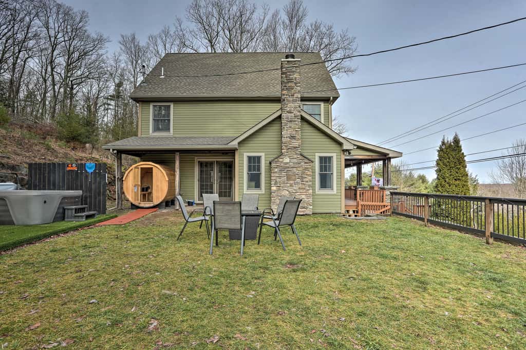 Large Yard + Games: ‘Edgewater Escape’ in Paupack!