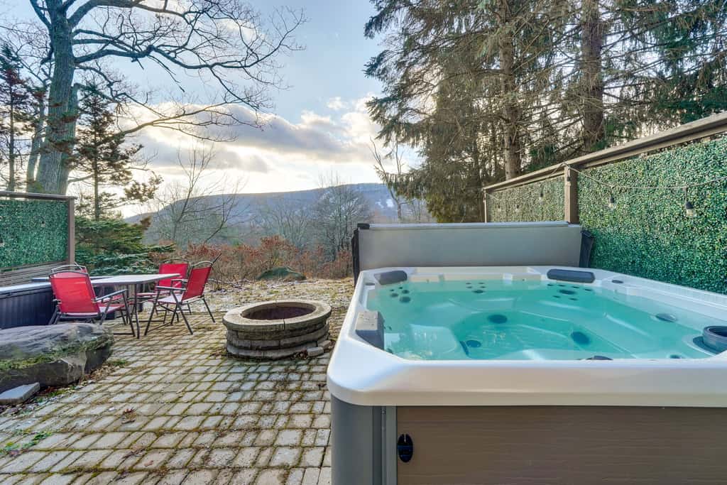 Mtn-View Gem w/ Deck & Hot Tub in Tannersville