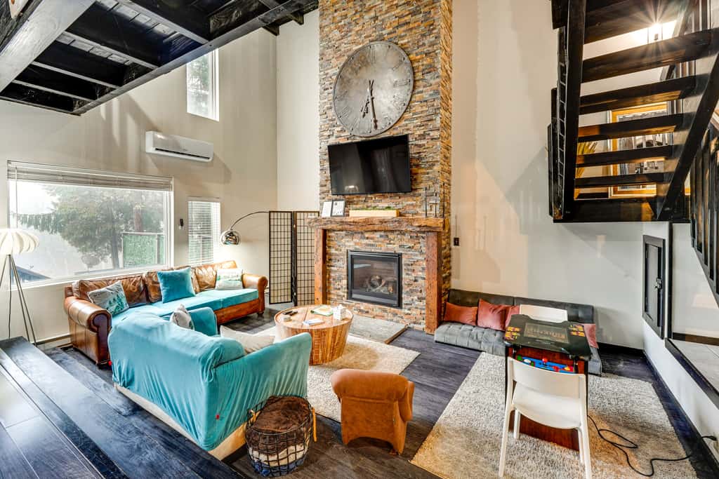 Mtn-View Gem w/ Deck & Hot Tub in Tannersville
