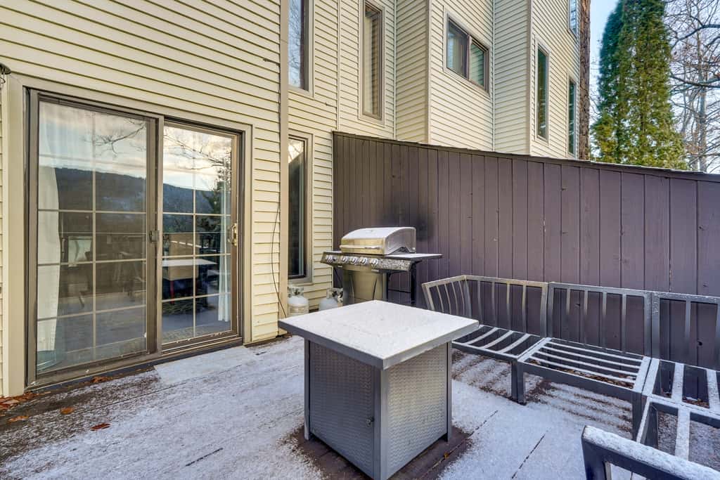 Mtn-View Gem w/ Deck & Hot Tub in Tannersville