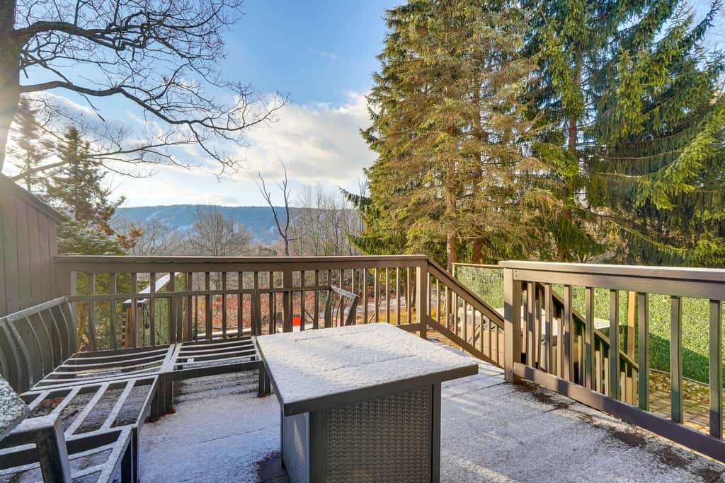 Mtn-View Gem w/ Deck & Hot Tub in Tannersville