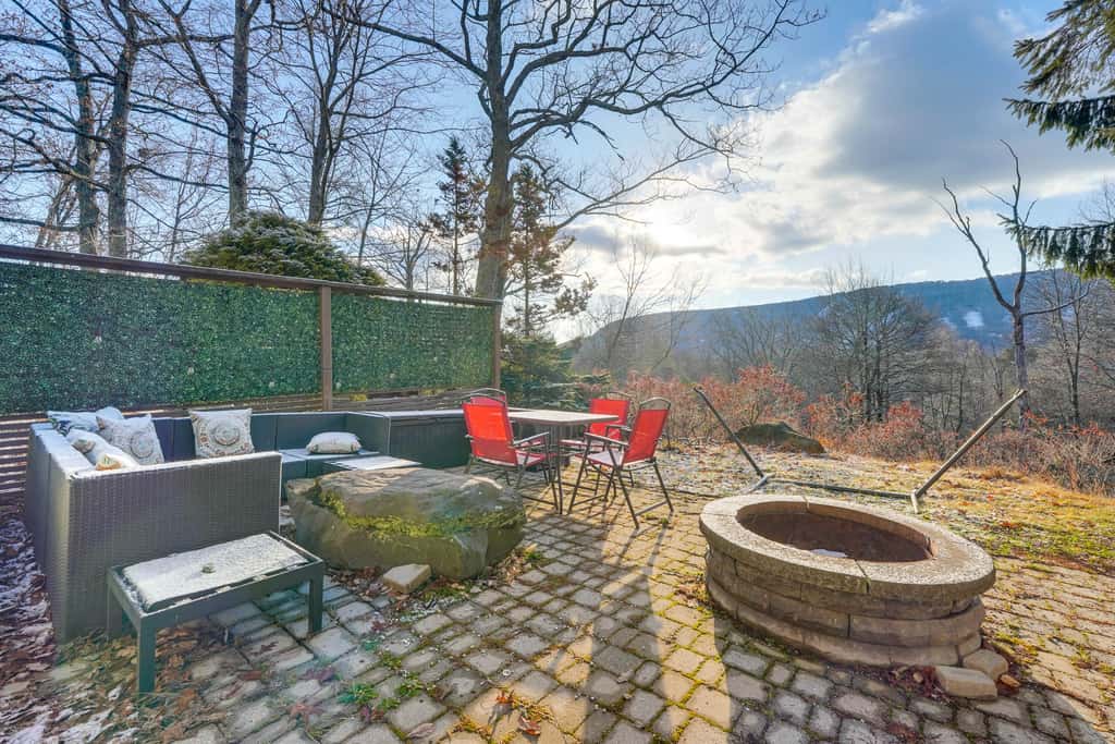 Mtn-View Gem w/ Deck & Hot Tub in Tannersville