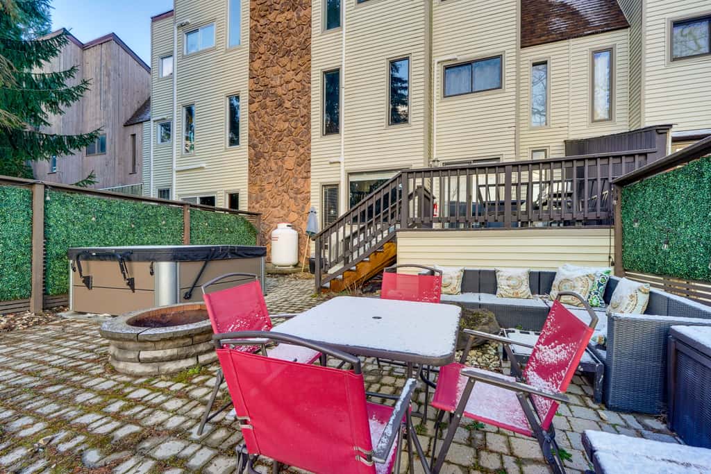 Mtn-View Gem w/ Deck & Hot Tub in Tannersville