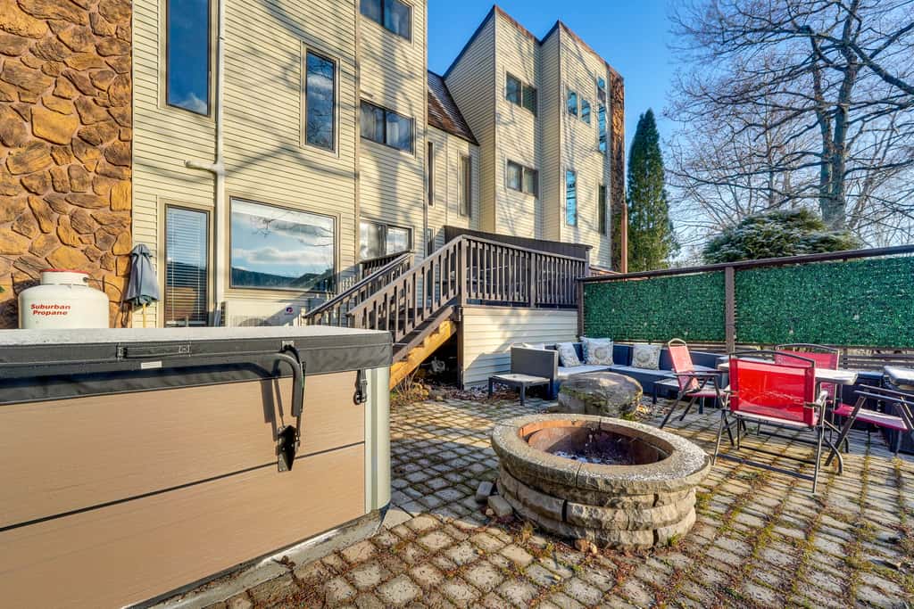 Mtn-View Gem w/ Deck & Hot Tub in Tannersville