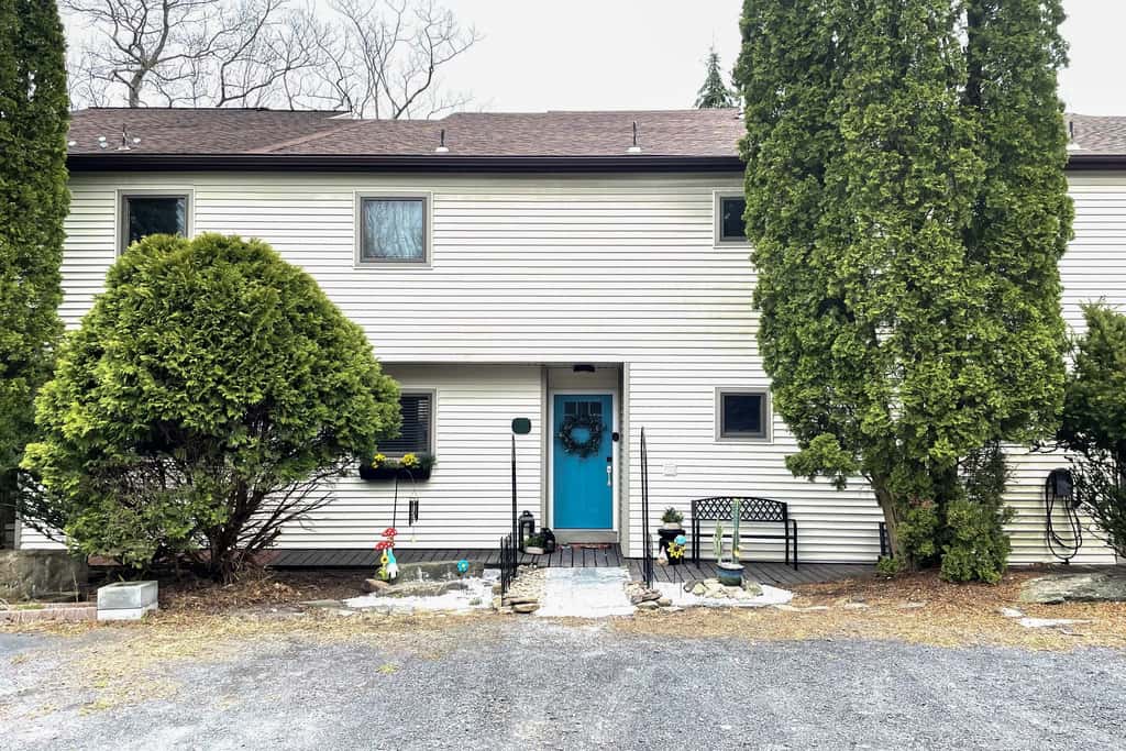 Mtn-View Gem w/ Deck & Hot Tub in Tannersville