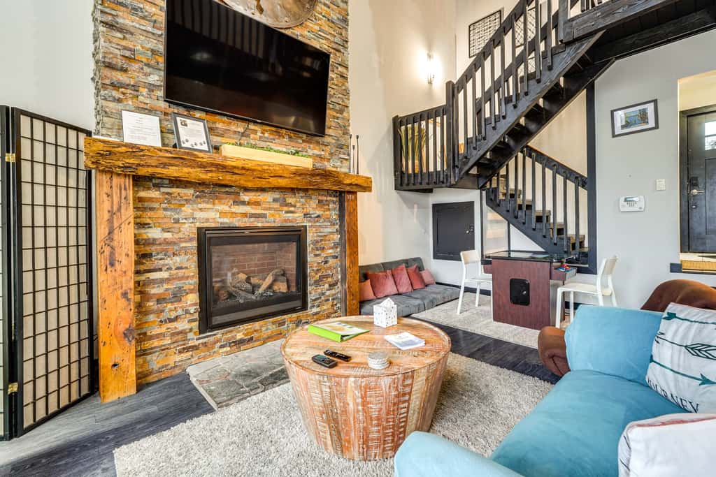 Mtn-View Gem w/ Deck & Hot Tub in Tannersville