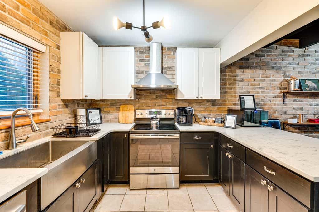 Mtn-View Gem w/ Deck & Hot Tub in Tannersville
