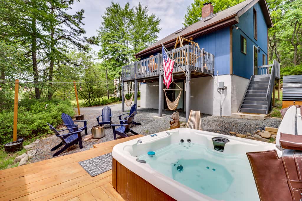 Hot Tub, Fire Pit & Barrel Sauna: Poconos Abode