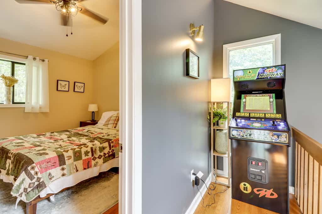 Hot Tub, Fire Pit & Barrel Sauna: Poconos Abode