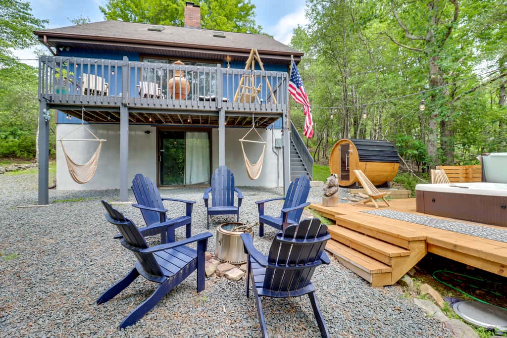 Hot Tub, Fire Pit & Barrel Sauna: Poconos Abode