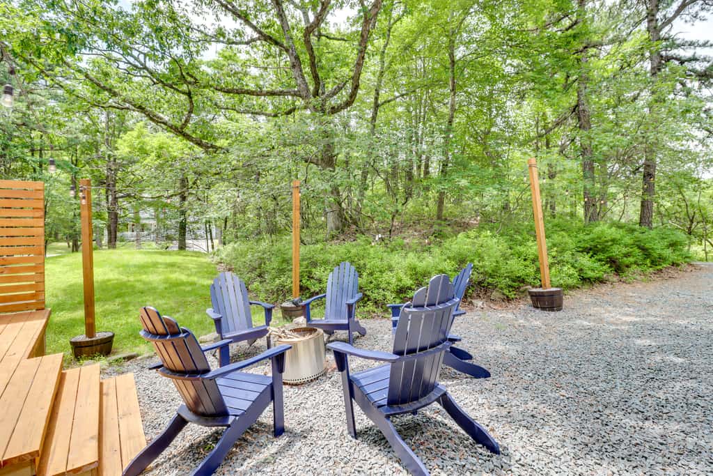 Hot Tub, Fire Pit & Barrel Sauna: Poconos Abode