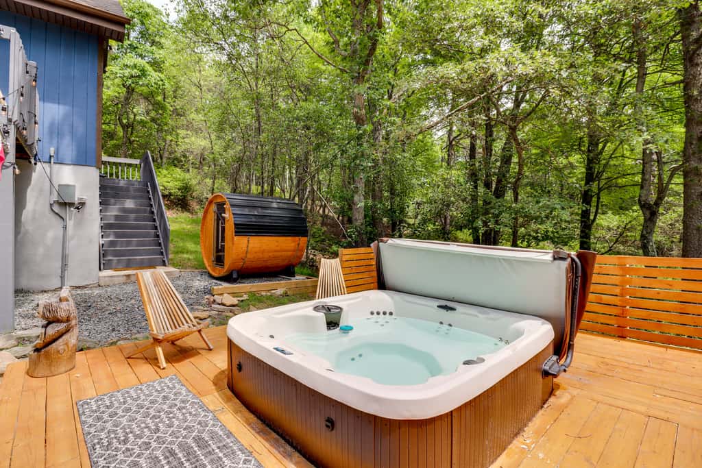 Hot Tub, Fire Pit & Barrel Sauna: Poconos Abode