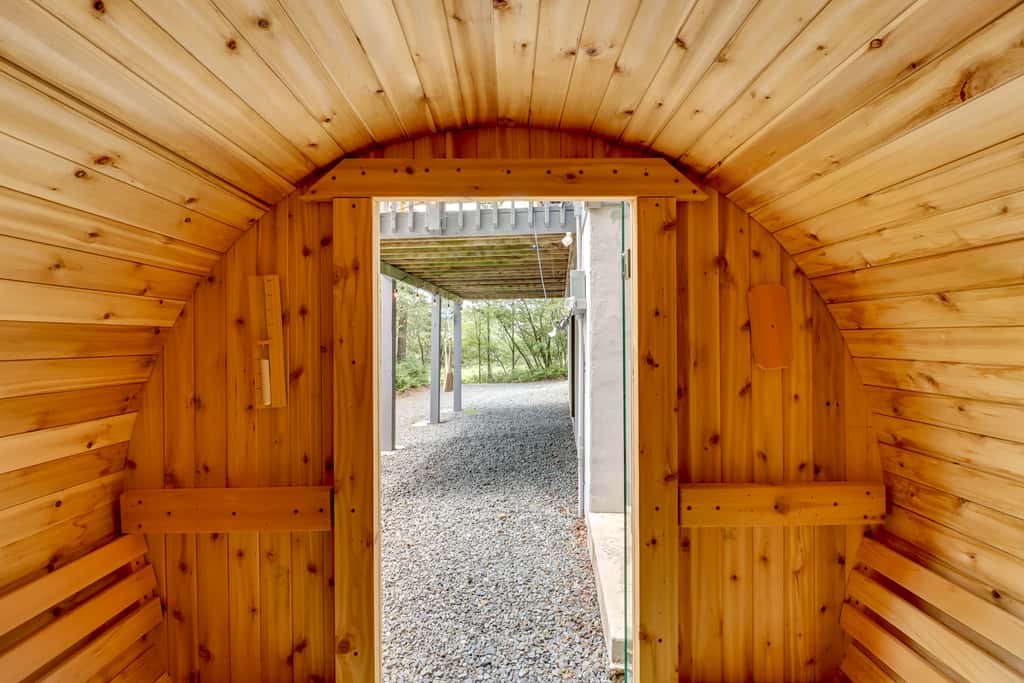 Hot Tub, Fire Pit & Barrel Sauna: Poconos Abode
