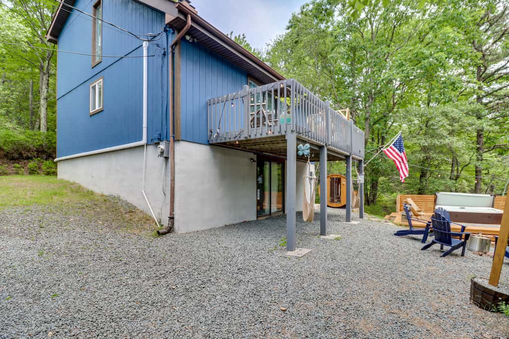 Hot Tub, Fire Pit & Barrel Sauna: Poconos Abode