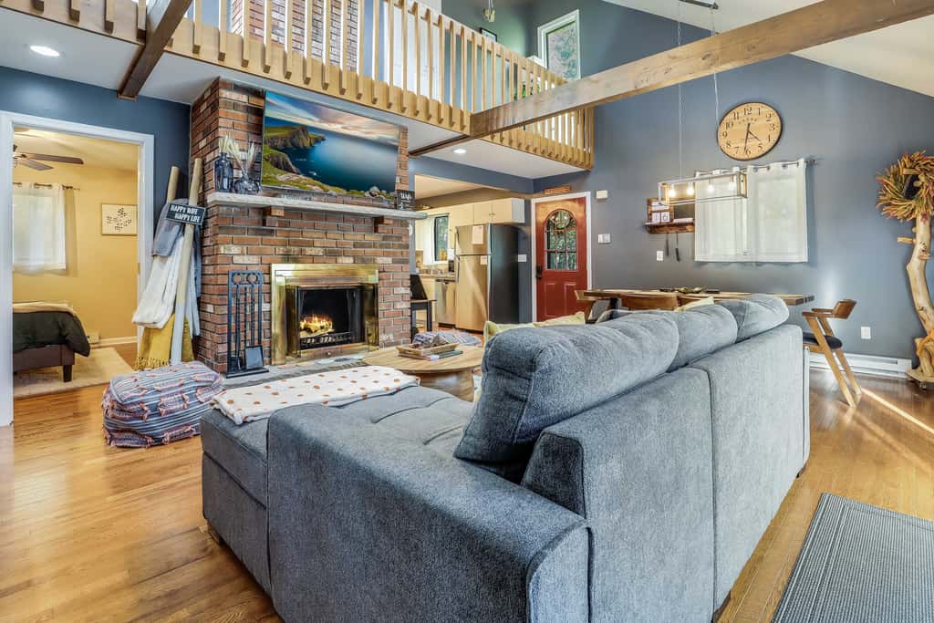 Hot Tub, Fire Pit & Barrel Sauna: Poconos Abode